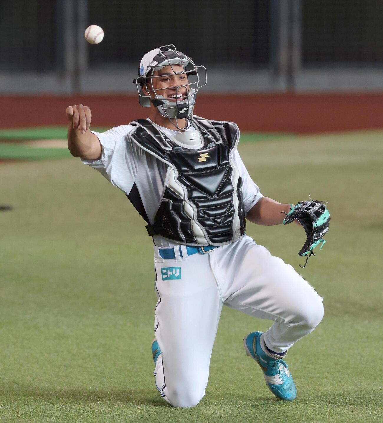 日本ハム対オリックス　試合前練習で捕手の防具をつける万波中正（撮影・黒川智章）