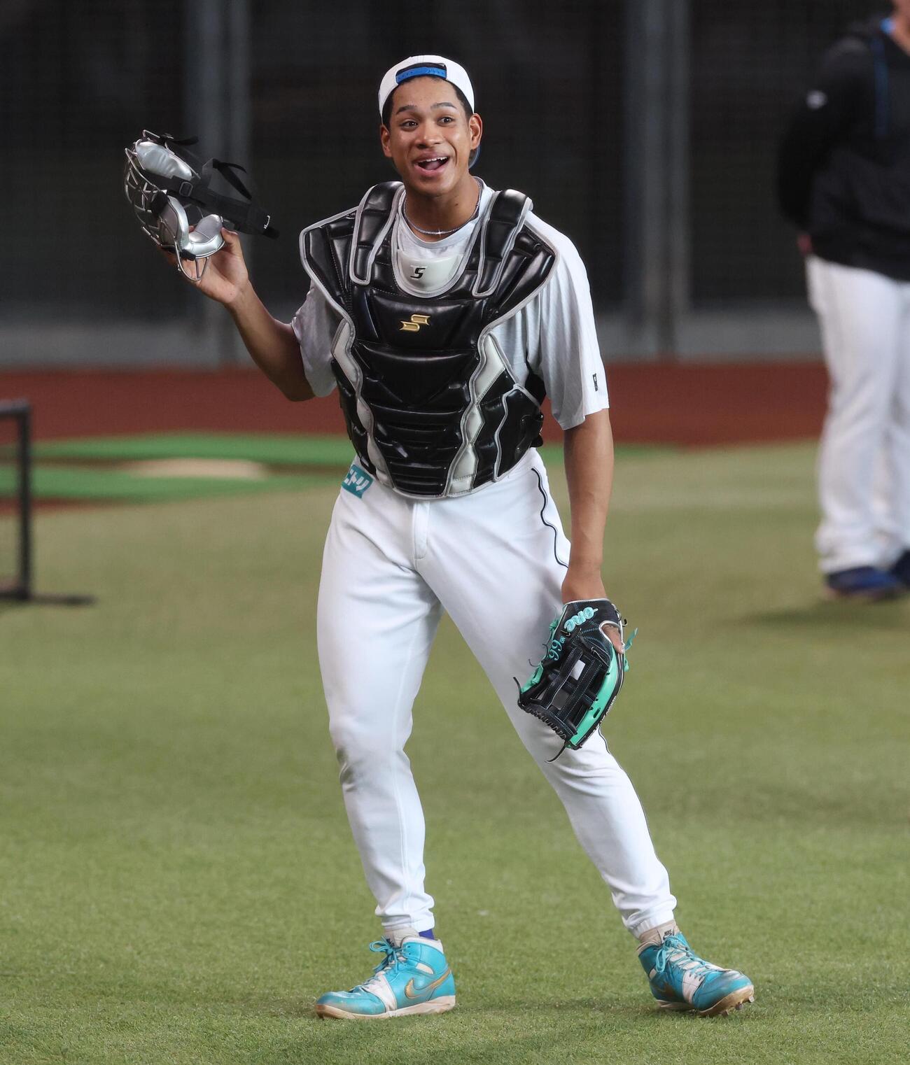 日本ハム対オリックス　試合前練習で捕手の防具をつける万波中正（撮影・黒川智章）