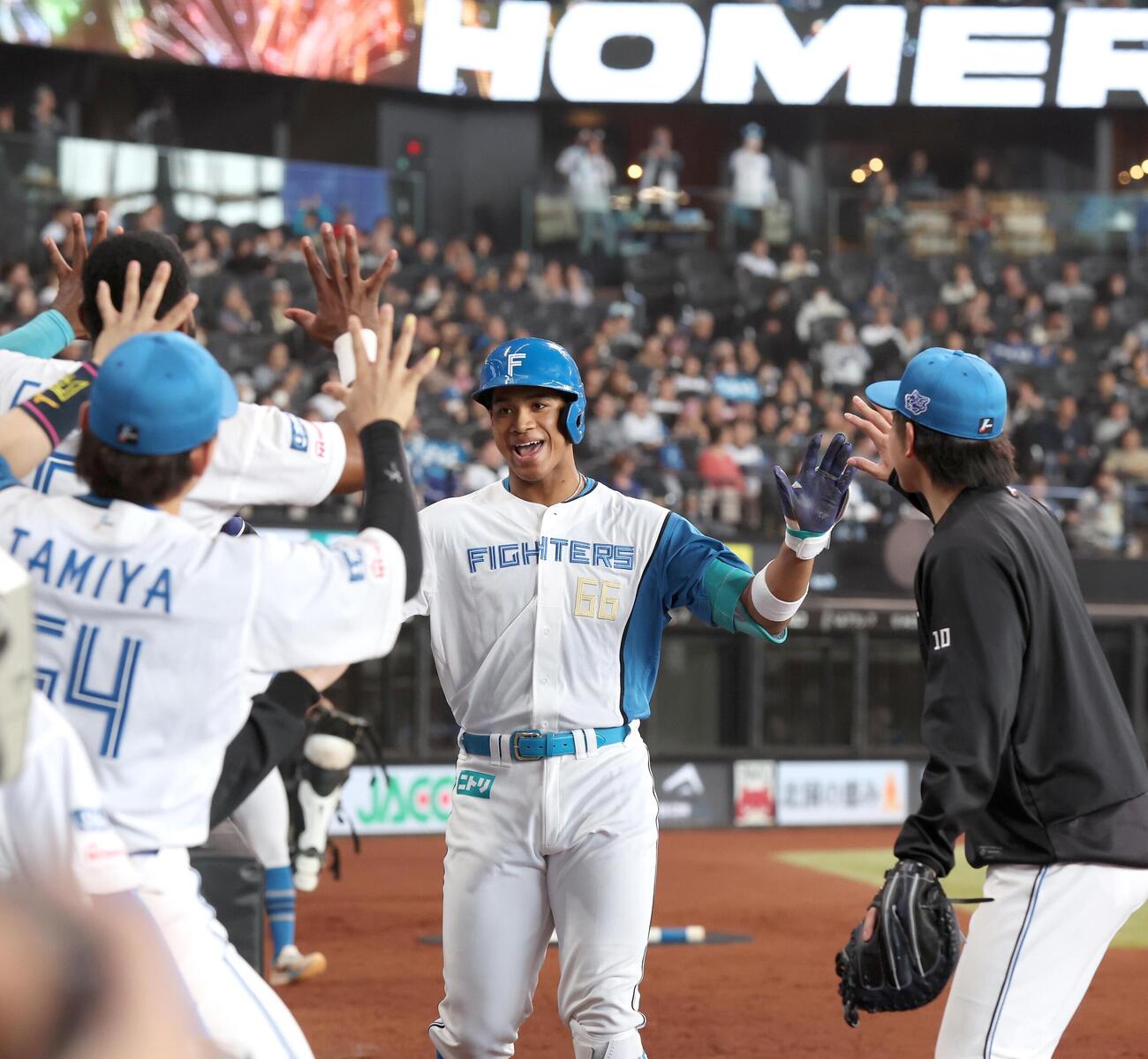 日本ハム対オリックス　6回に本塁打を放ちナインに出迎えられる万波中正（撮影・黒川智章）