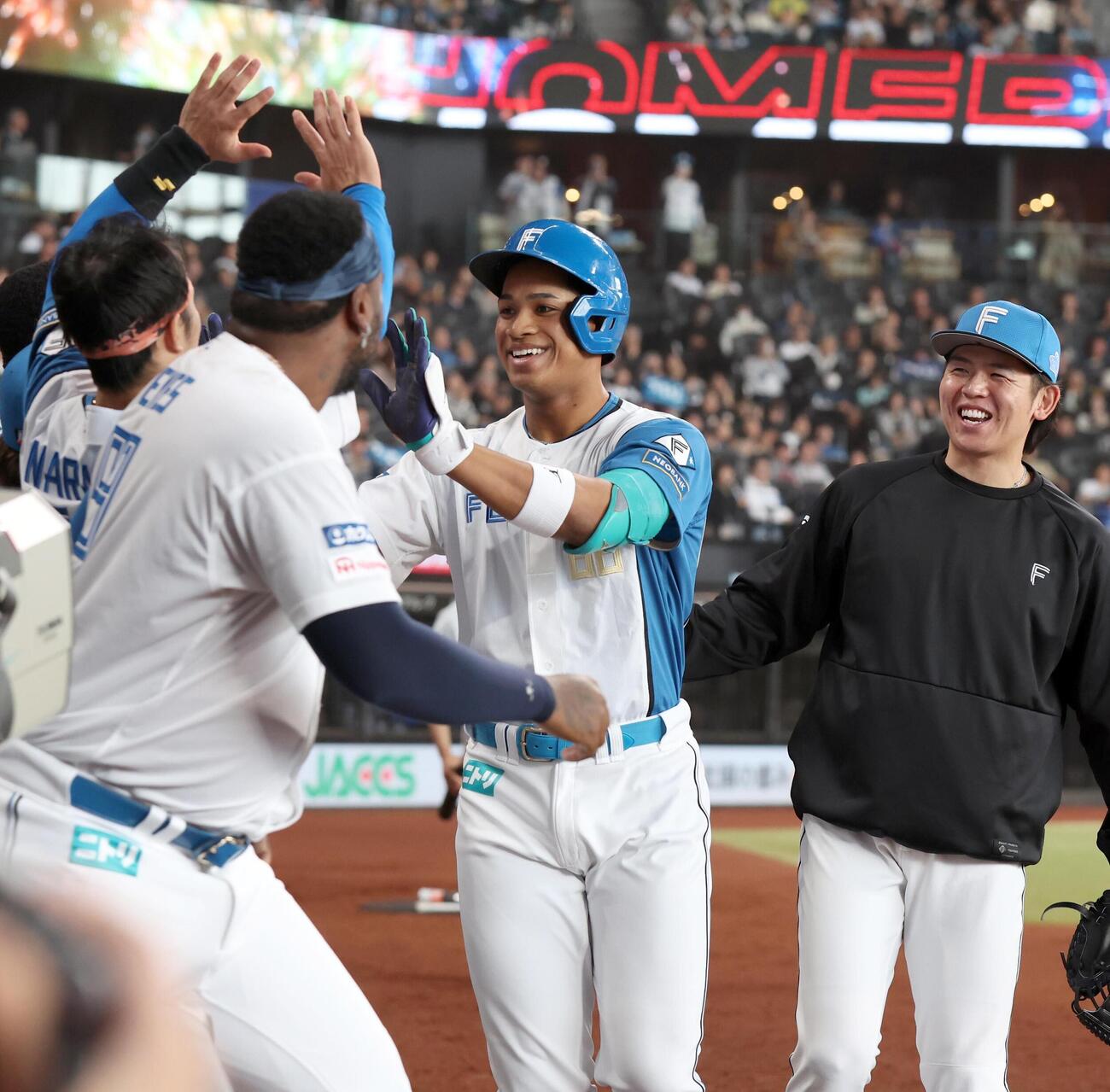 日本ハム対オリックス　6回に本塁打を放ちナインに出迎えられる万波中正（撮影・黒川智章）