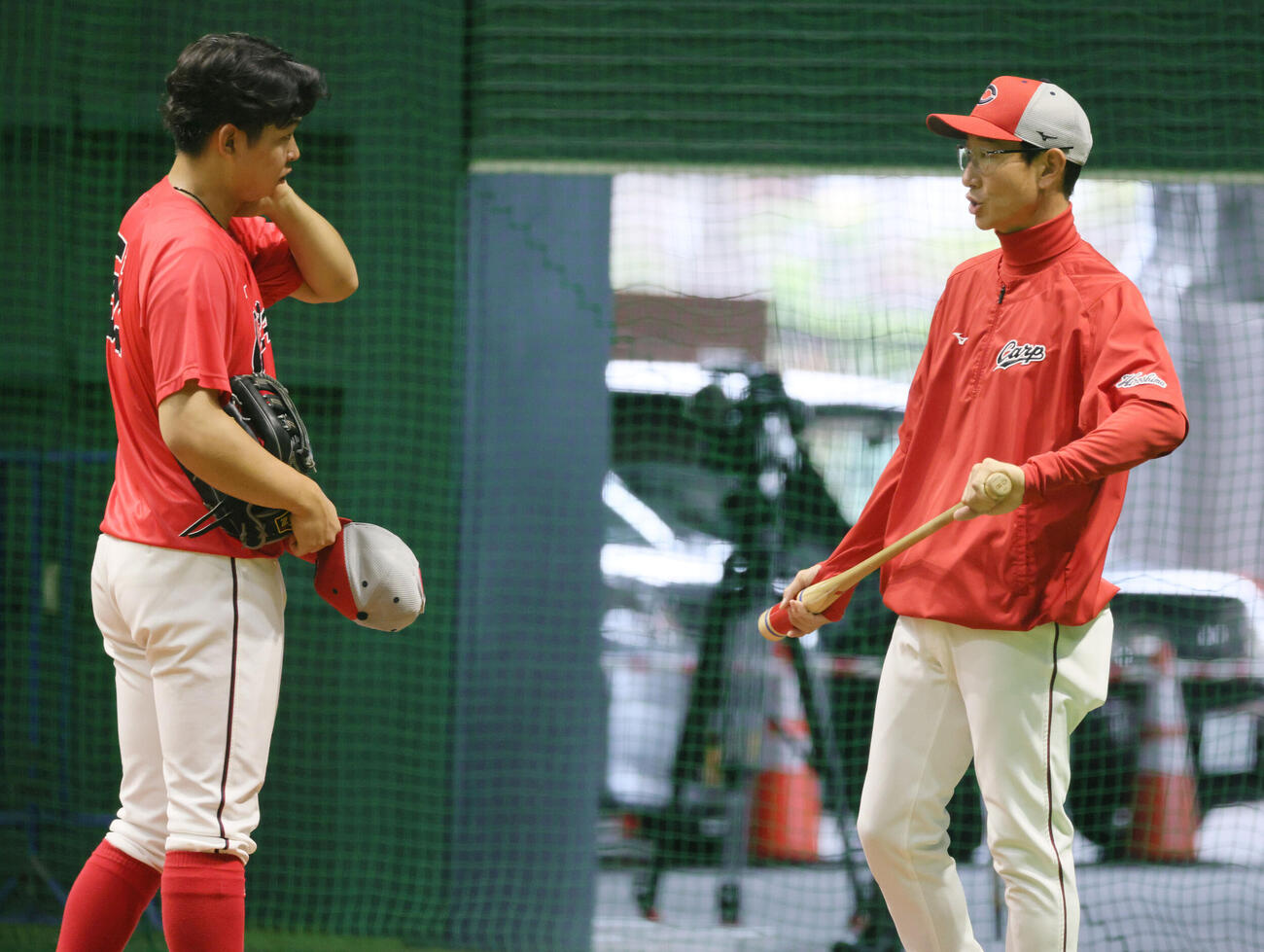 広島対中日（雨天中止）　赤松真人コーチ（右）と話し合う平川蓮（撮影・加藤孝規）
