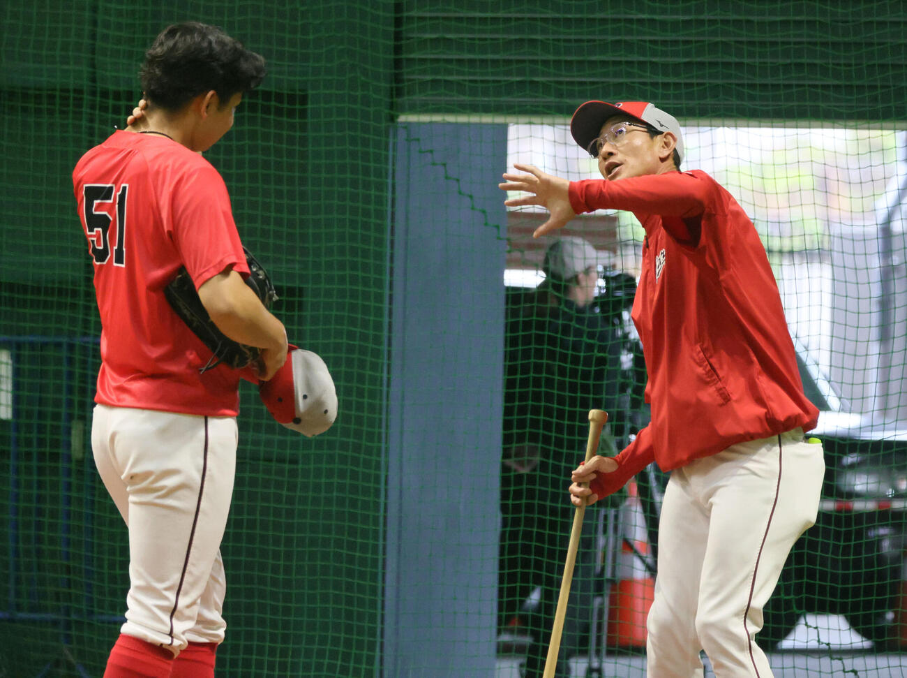 広島対中日（雨天中止）　赤松真人コーチ（右）と話し合う平川蓮（撮影・加藤孝規）