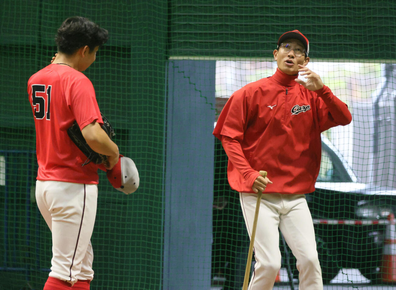 広島対中日（雨天中止）　赤松真人コーチ（右）と話し合う平川蓮（撮影・加藤孝規）