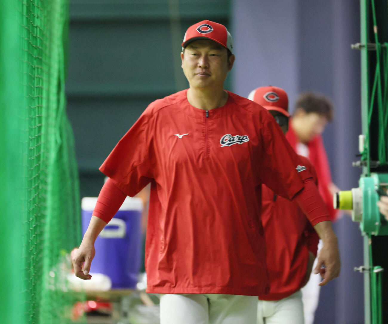 広島対中日（雨天中止）　練習をチェックする新井貴浩監督（撮影・加藤孝規）