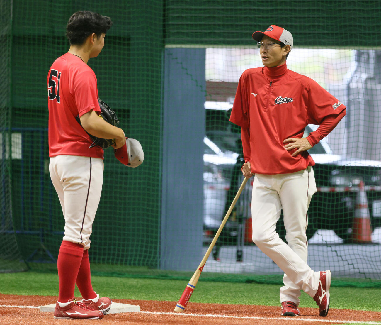 広島対中日（雨天中止）　赤松真人コーチ（右）と話し合う平川蓮（撮影・加藤孝規）