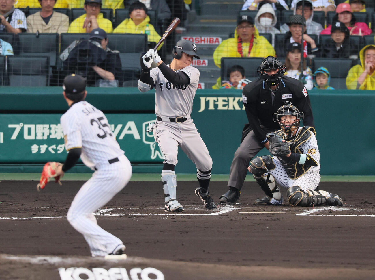 阪神対巨人　2回表巨人無死一、二塁、佐々木俊輔は空振り三振に倒れる、（撮影・宮崎幸一）