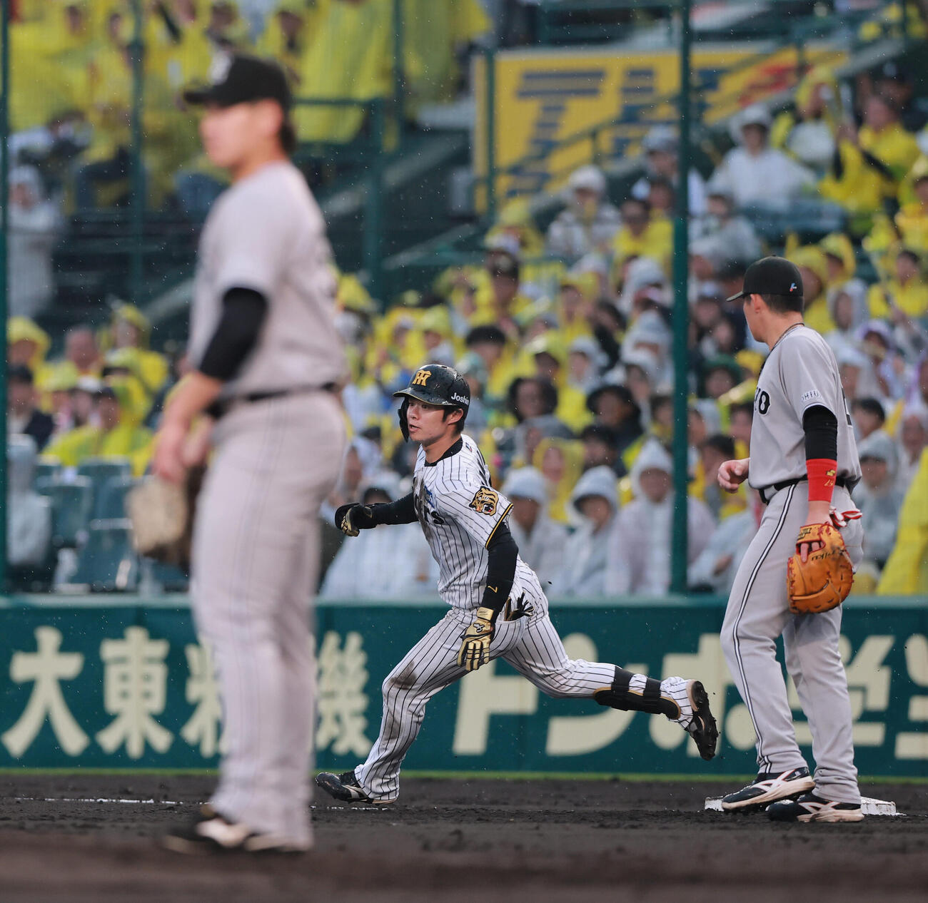 阪神対巨人　4回裏阪神無死、中野拓夢は安打を放つ。投手井上温大（撮影・上山淳一）