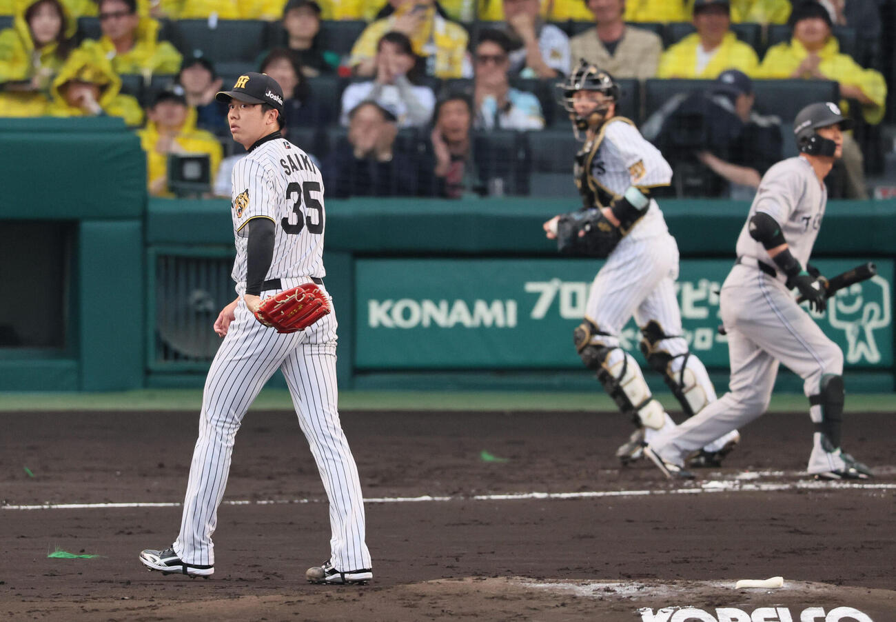 阪神対巨人　2回表巨人2死満塁、才木浩人（左）は吉川尚輝を空振り三振にとりピンチを脱する、（撮影・宮崎幸一）