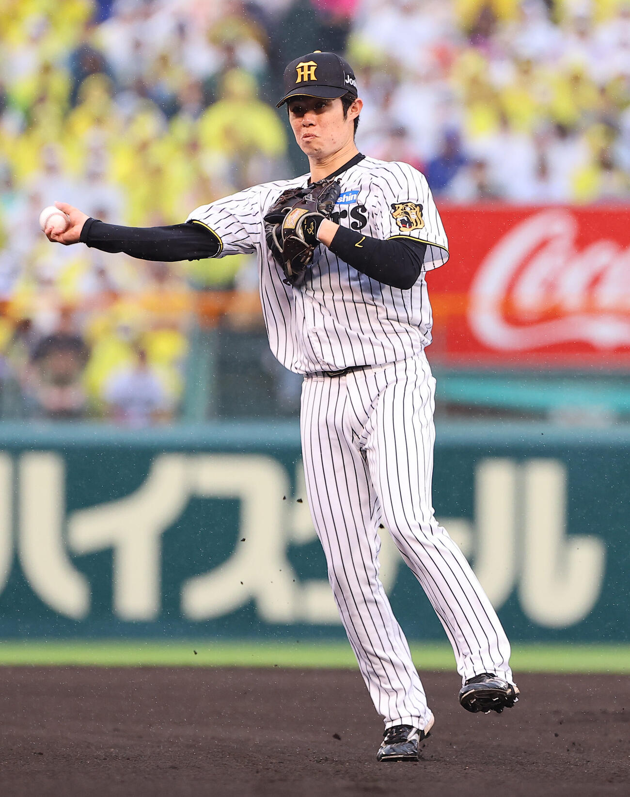 阪神対巨人　1回表巨人無死、中野拓夢は吉川尚輝の二ゴロを処理する（撮影・上田博志）