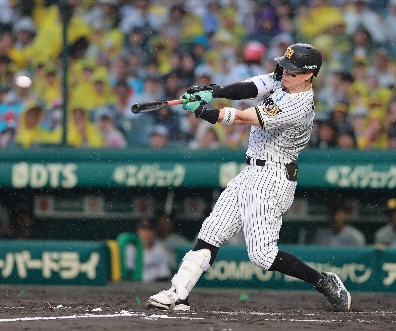 阪神対巨人　4回裏阪神無死一塁、佐藤輝明は適時三塁打を放つ（撮影・上山淳一）
