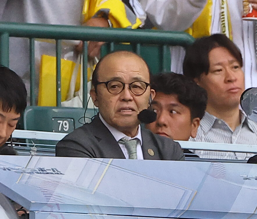 阪神対巨人　開設をする岡田彰布オーナー付顧問（撮影・上田博志）
