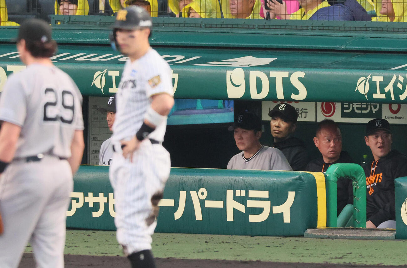 阪神対巨人　4回裏阪神1死一塁、巨人阿部慎之助監督（後方中央）は阪神佐藤輝明の先制適時三塁打に渋い顔（撮影・宮崎幸一）