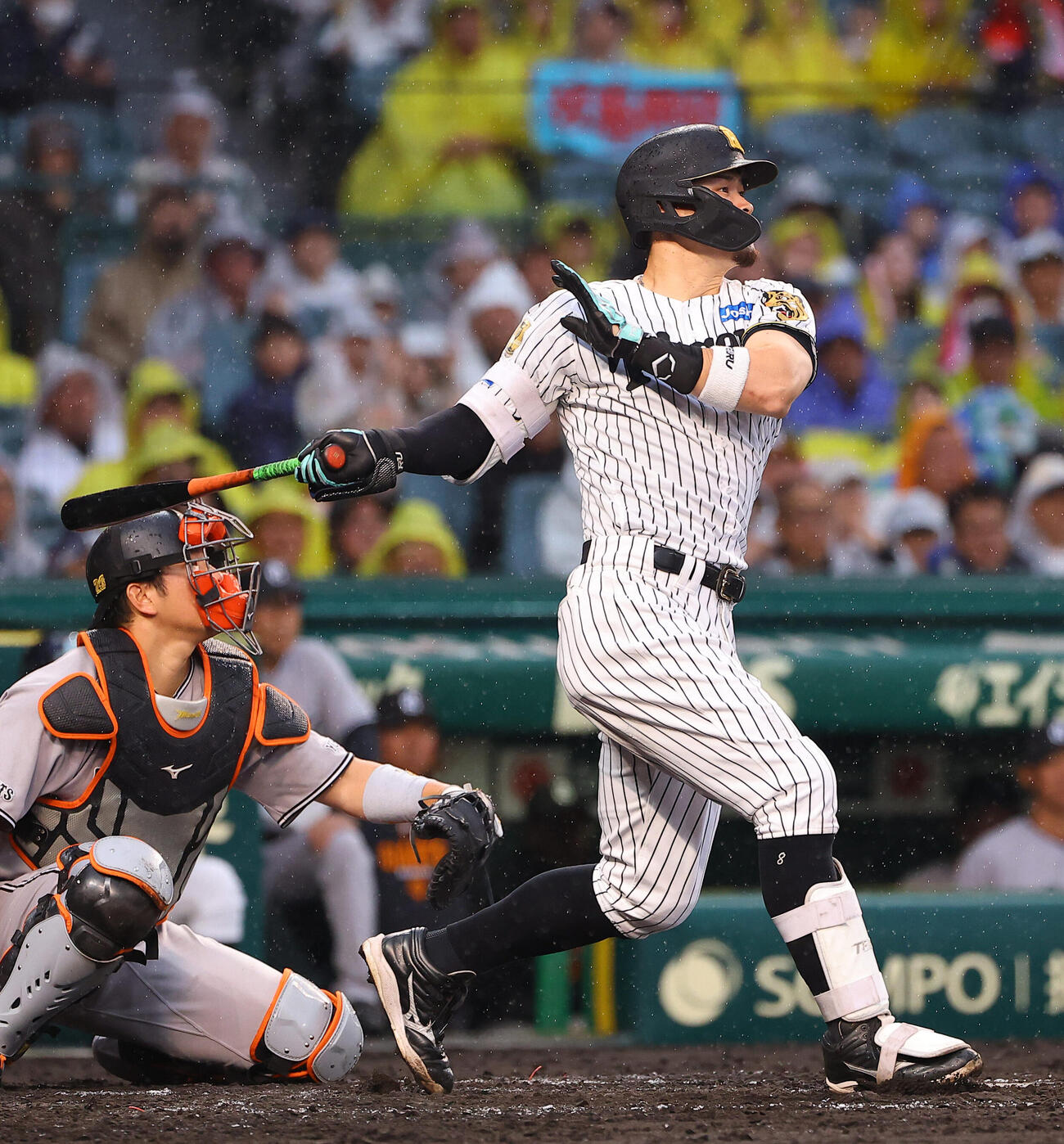 阪神対巨人　4回裏阪神1死一塁、佐藤輝明は先生適時三塁打を放つ（撮影・上田博志）