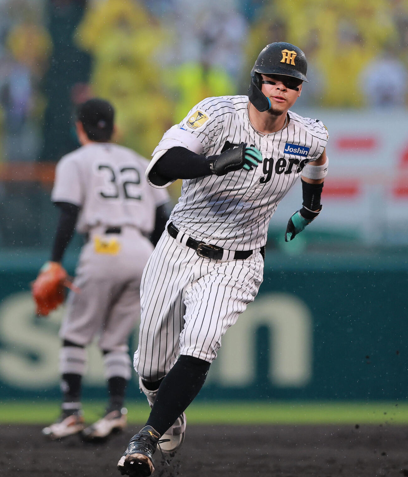 阪神対巨人　4回裏阪神無死一塁、佐藤輝明は適時三塁打を放ち三塁に向かう（撮影・上山淳一）