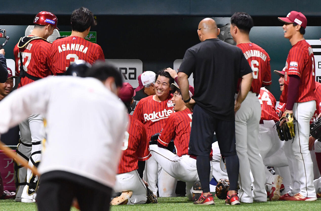 ソフトバンク対楽天　試合前、声出しを行う楽天繁永晟（撮影・岩下翔太）