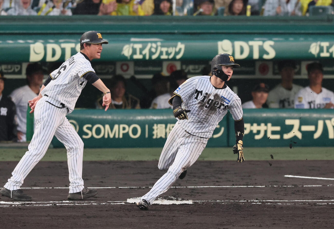 阪神対巨人　4回裏阪神無死、阪神中野拓夢は左前打を放つ（撮影・宮崎幸一）