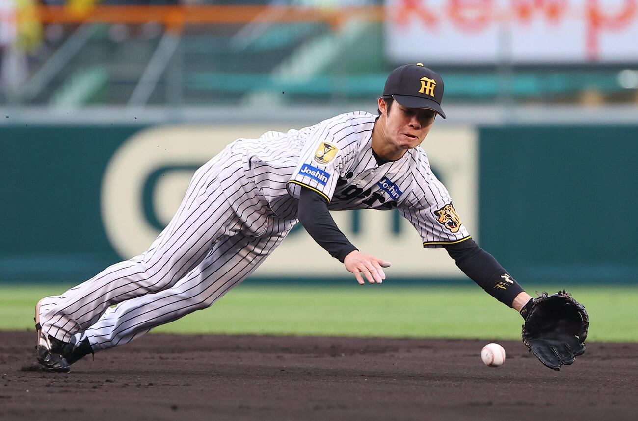 阪神対巨人　2回表巨人2死一、二塁、井上温大の打球に飛びつく中野拓夢（撮影・上田博志）
