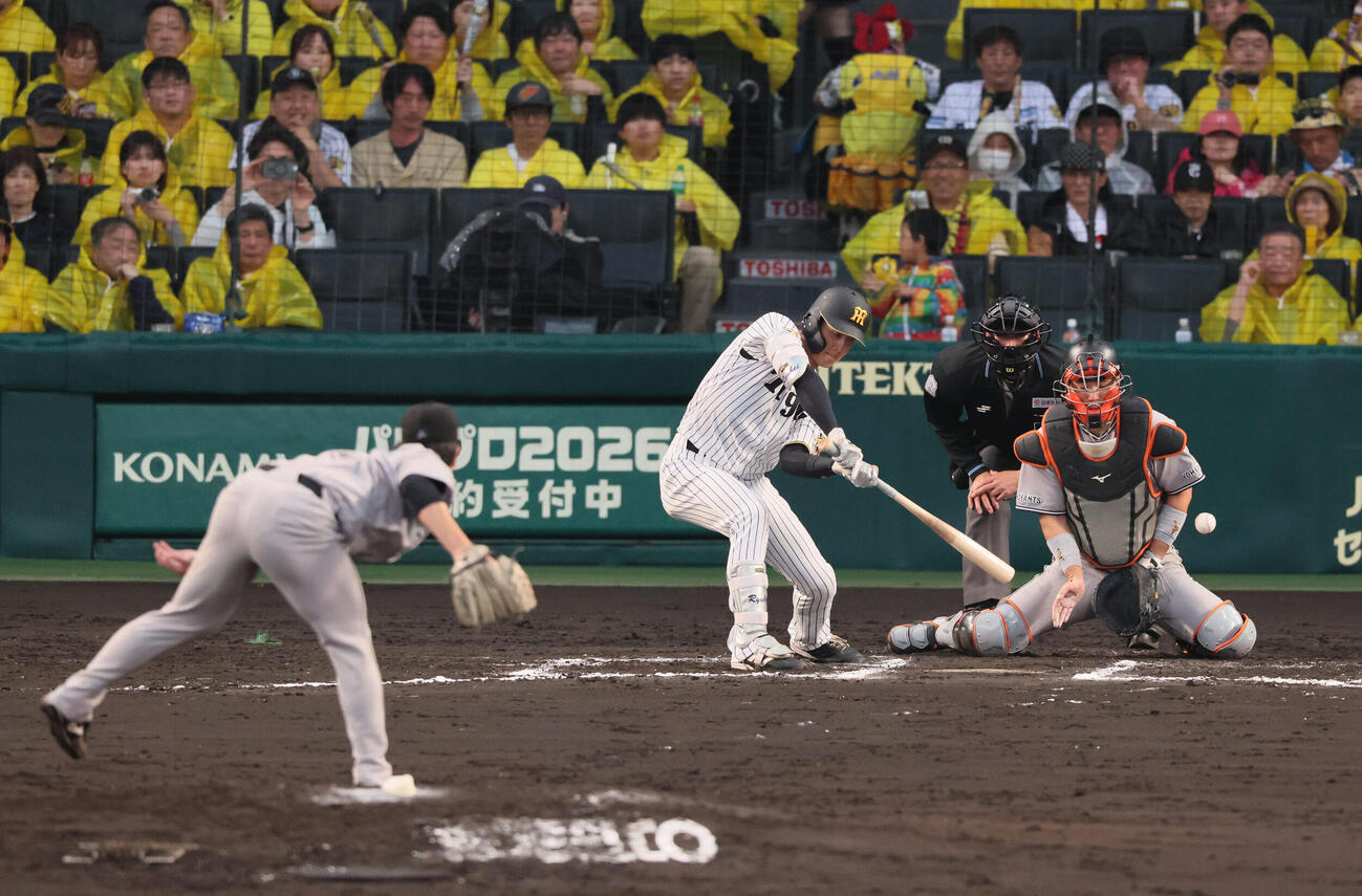 阪神対巨人　6回裏阪神2死満塁、打者阪神小幡竜平の時、巨人井上温大の暴投を大城卓三が後逸し、中野拓夢と森下翔太が生還する（撮影・宮崎幸一）