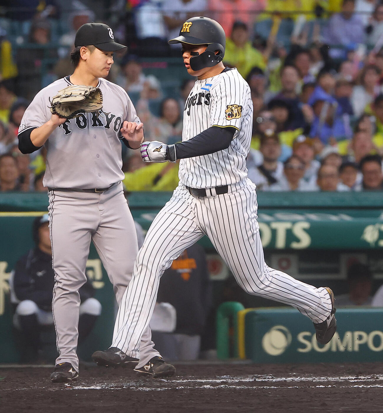 阪神対巨人　6回裏阪神1死満塁、井上温大（左）の暴投、大城卓三の悪送球で二塁から生還する森下翔太（撮影・上田博志）