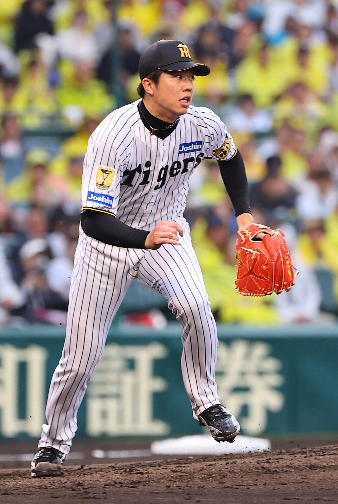 阪神対巨人　3回表巨人1死、才木浩人は中山礼都を二ゴロに打ち取る（撮影・上田博志）