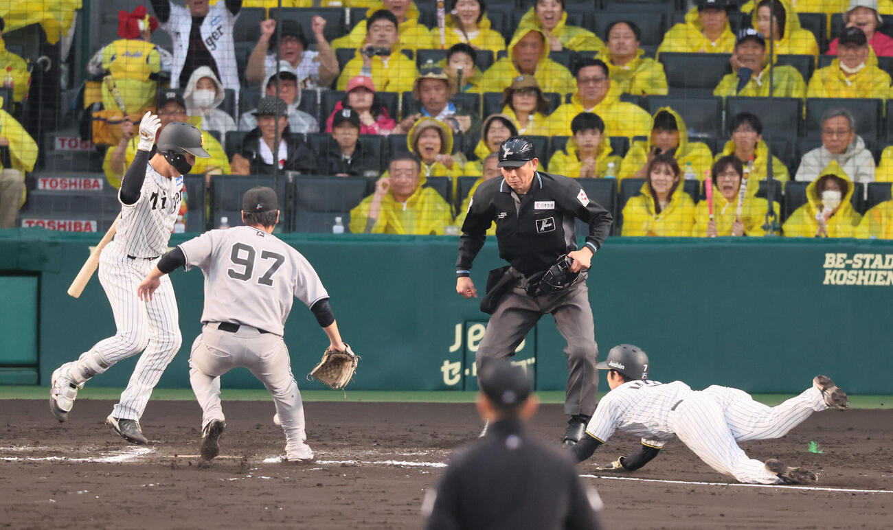 阪神対巨人　6回裏阪神2死満塁、打者阪神小幡竜平の時、巨人井上温大の暴投で、中野拓夢（右）と森下翔太が生還する（撮影・宮崎幸一）
