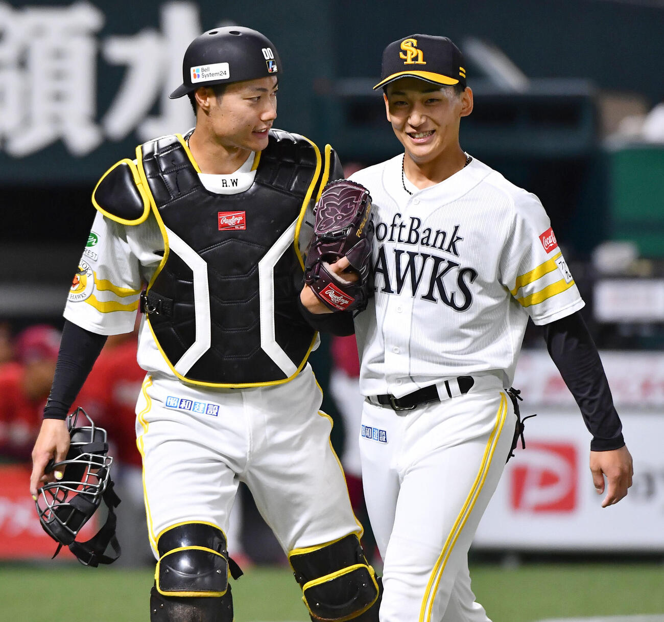 ソフトバンク対楽天　4回表楽天2死一、三塁、中島大輔を左飛に抑えた前田悠伍（右）は渡辺陸と笑顔で話しながらベンチへ戻る（撮影・岩下翔太）