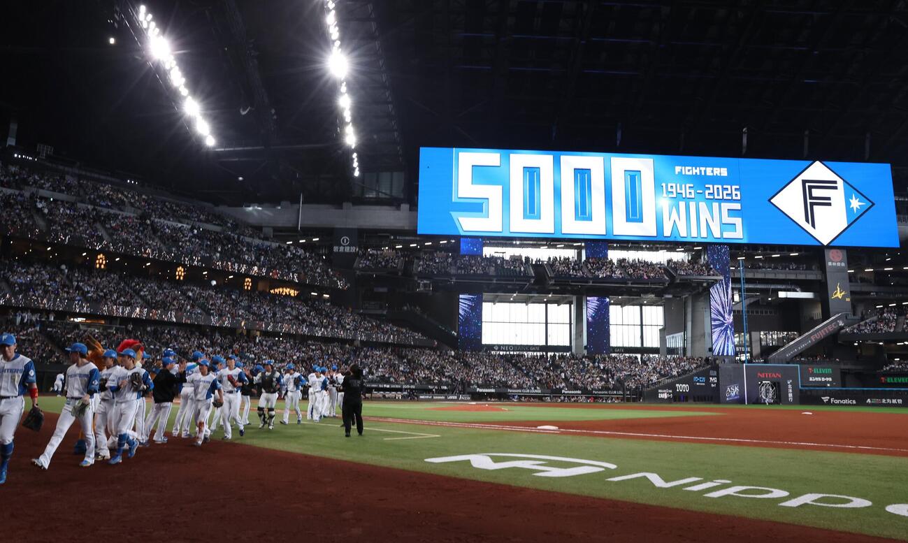 日本ハム対オリックス　球団創設通算5000勝を達成した日本ハム（撮影・黒川智章）