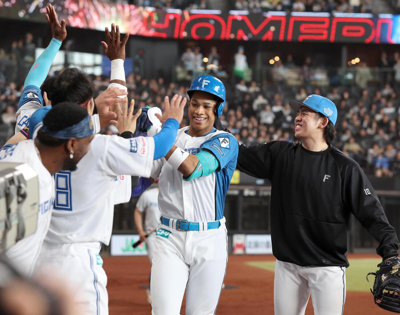 日本ハム対オリックス　6回に本塁打を放ちナインに出迎えられる万波中正（撮影・黒川智章）