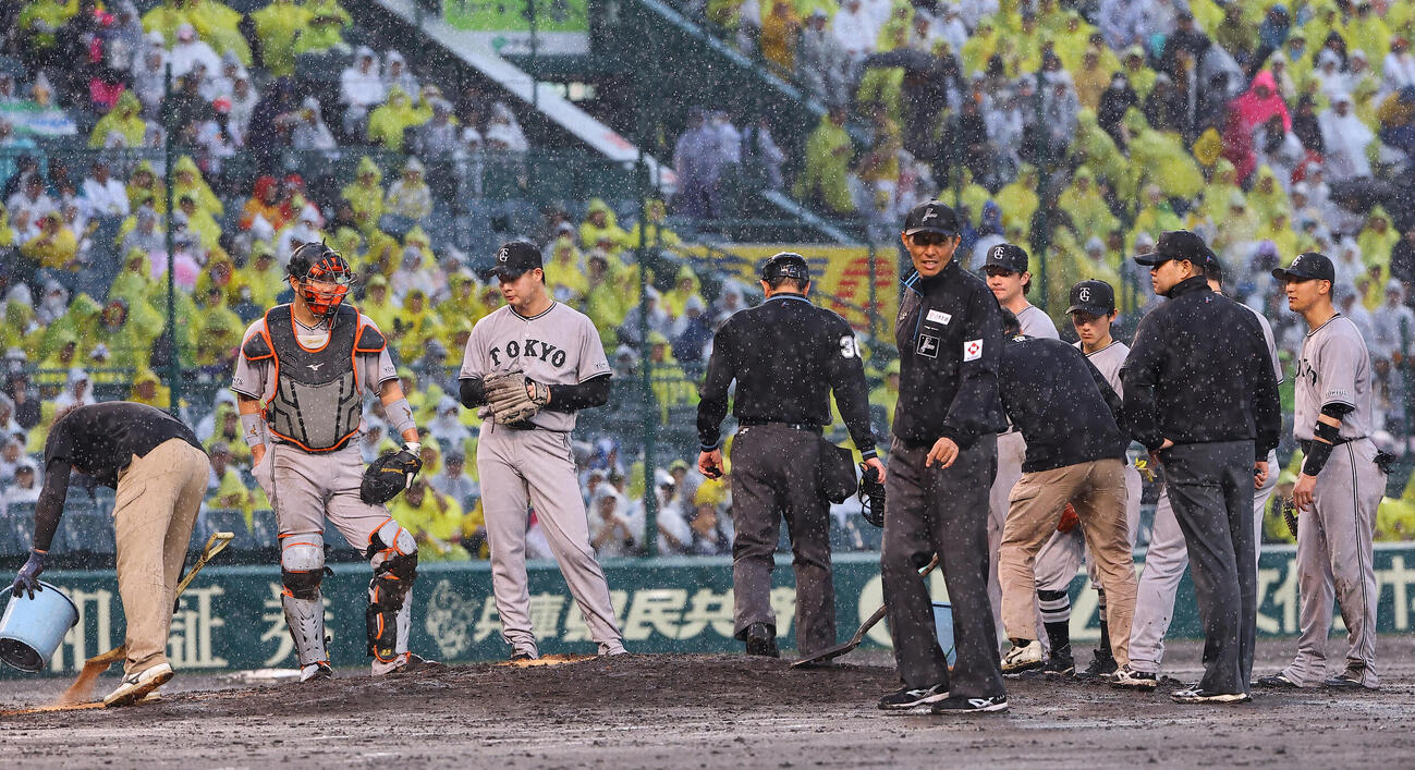 阪神対巨人　7回裏、マウンドを整備する阪神園芸のスタッフ。中央左は2番手の田和廉（撮影・上田博志）