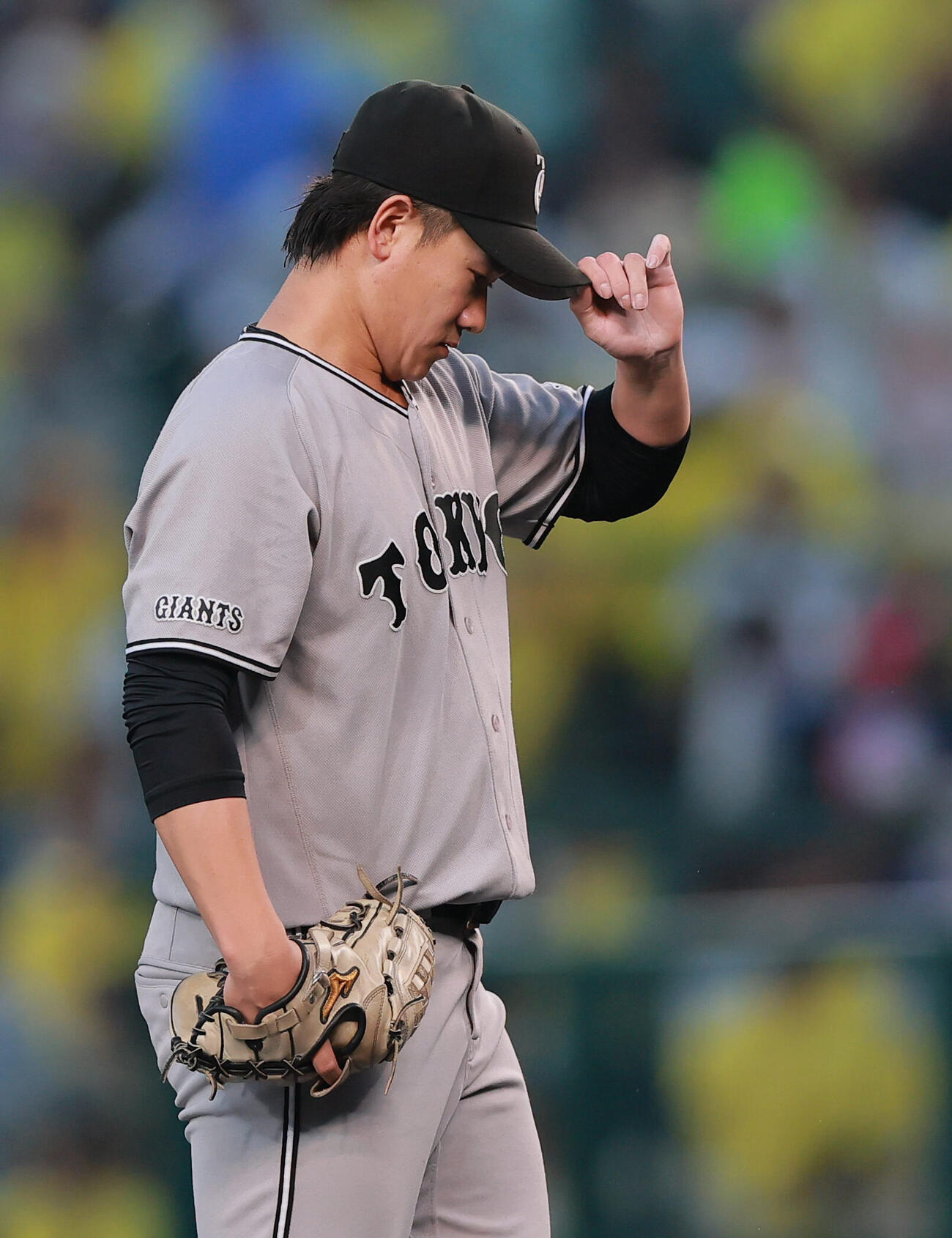 阪神対巨人　6回裏阪神1死満塁、暴投し失点する井上温大（撮影・上山淳一）
