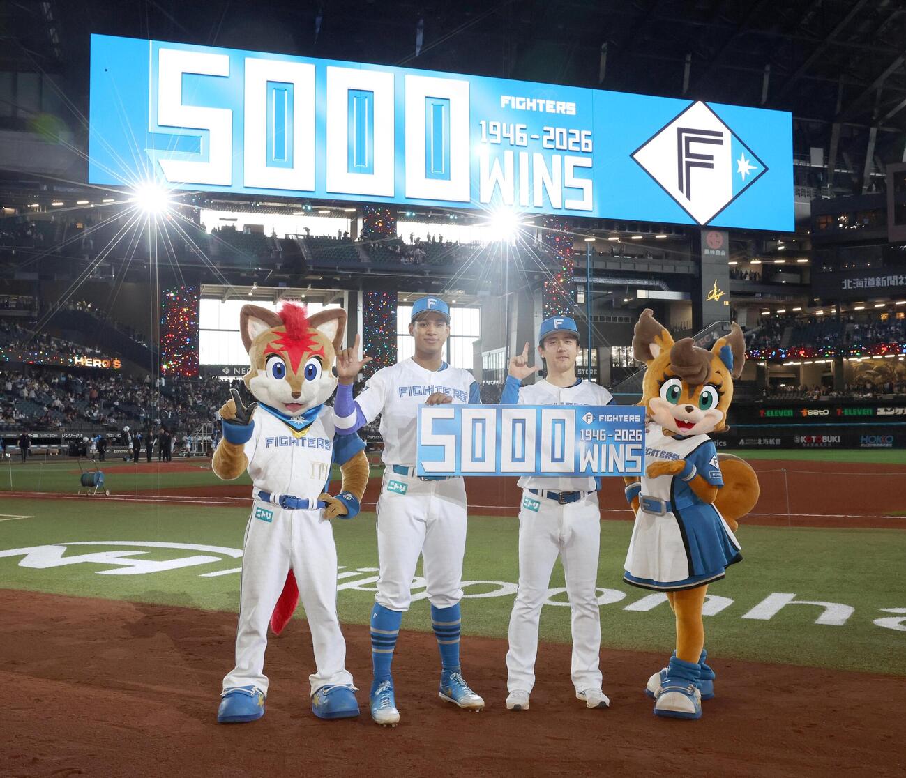 日本ハム対オリックス　球団創設通算5000勝達成記念ボードを持ち笑顔の日本ハム万波中正（左）と北山亘基（撮影・黒川智章）