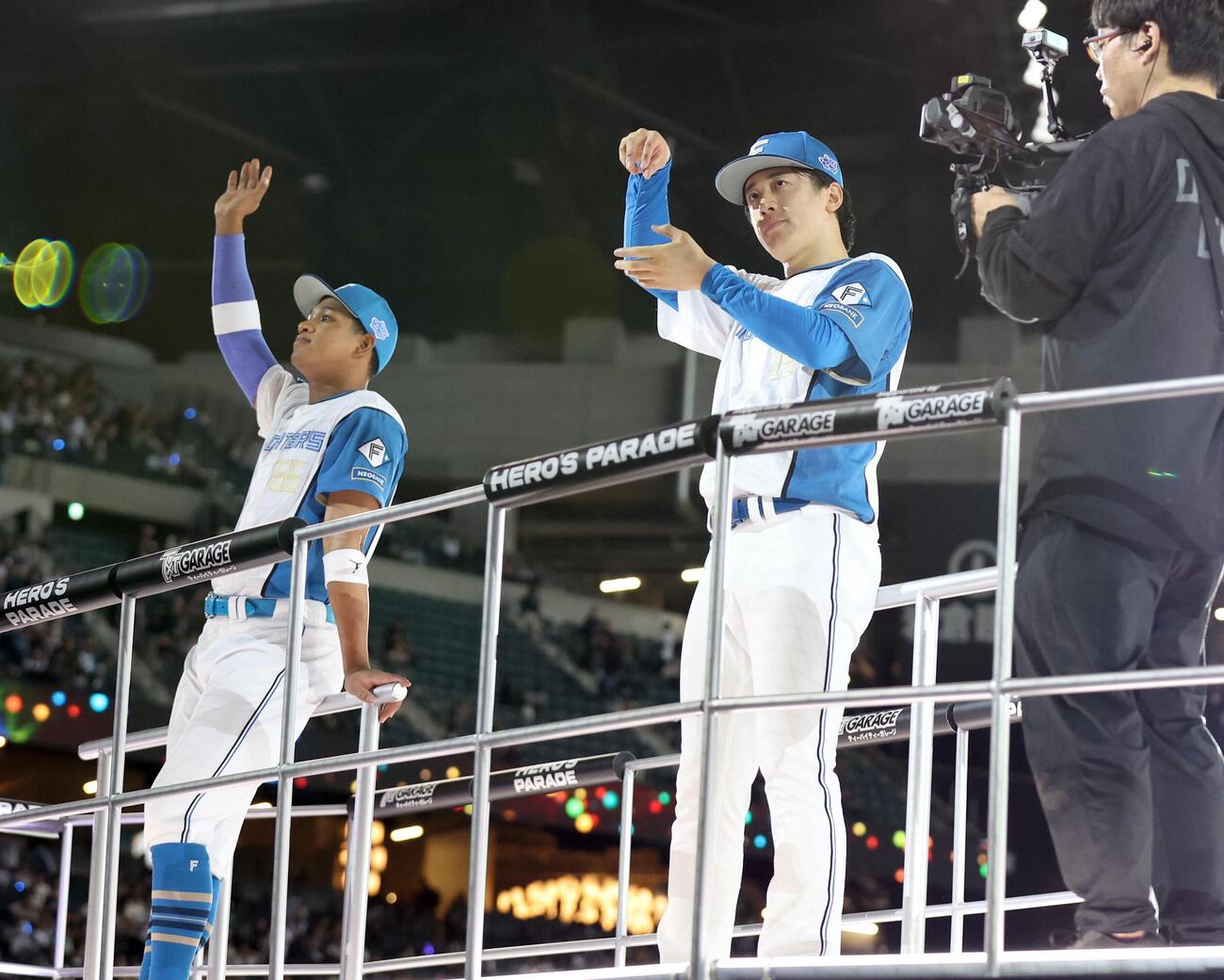 日本ハム対オリックス　試合後、スタンドに向かって「お茶立て」ポーズをとる北山亘基。左は万波中正（撮影・黒川智章）