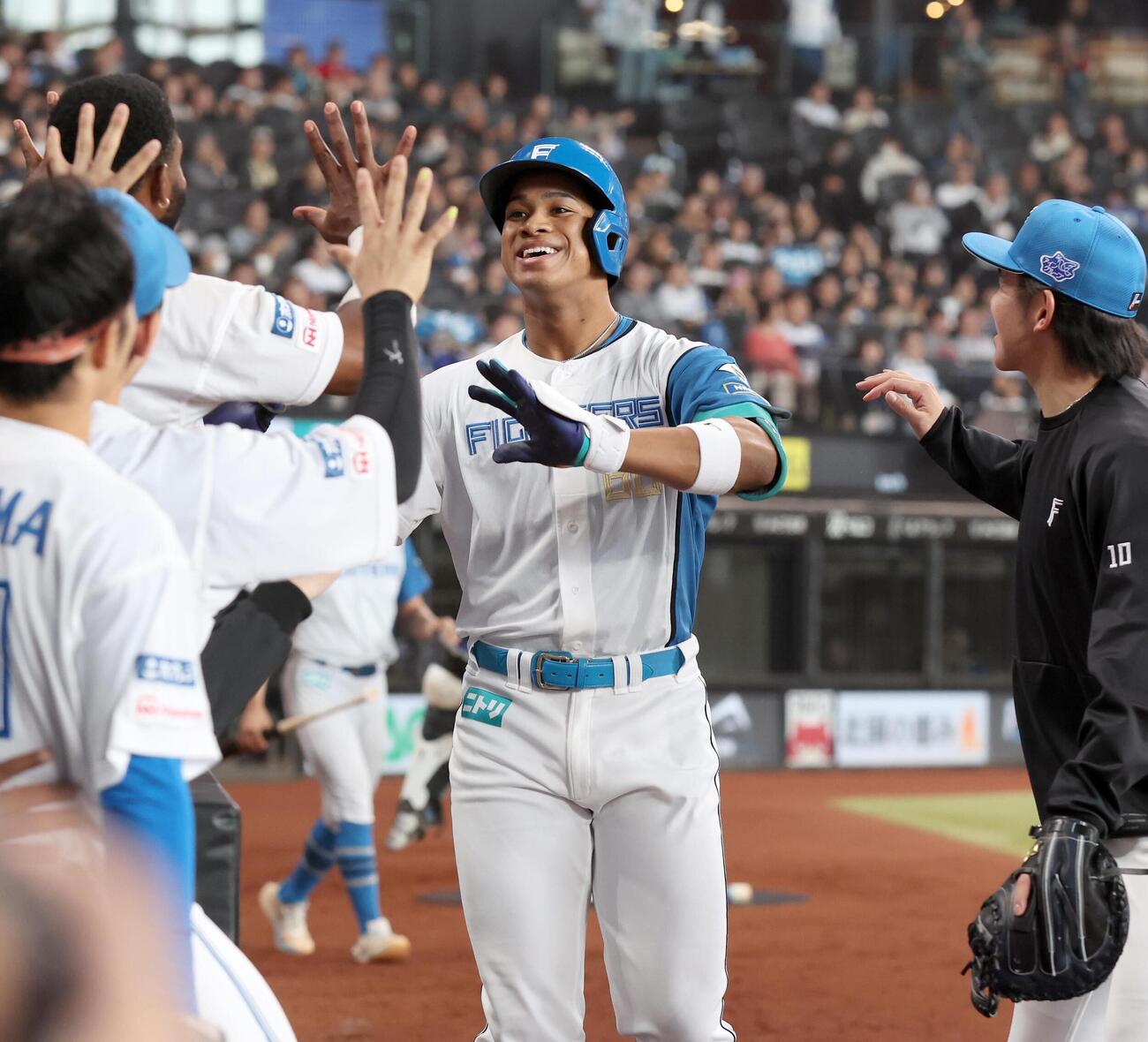 日本ハム対オリックス　6回に本塁打を放ちナインに出迎えられる万波中正（撮影・黒川智章）