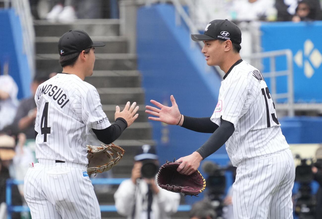 ロッテ対西武　3回2死一、三塁、タイラー･ネビンを遊ゴロに仕留めたロッテ先発の毛利海大は友杉篤輝（左）とハイタッチ（撮影・小沢裕）