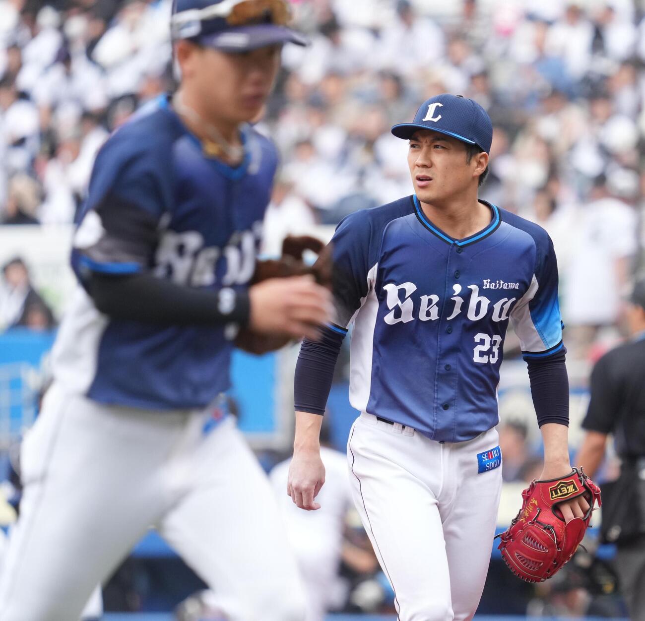ロッテ対西武　西武2番手で登板した糸川亮太（右）は追加点を許し厳しい表情を見せる（撮影・小沢裕）