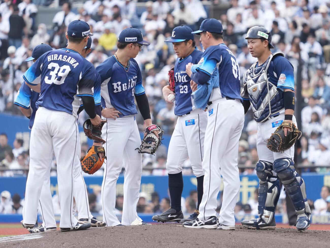 ロッテ対西武　5回裏ロッテ2死一塁、友杉篤輝に右適時三塁打を許した西武2番手糸川亮太（中央）はナインの激励を受ける（撮影・小沢裕）