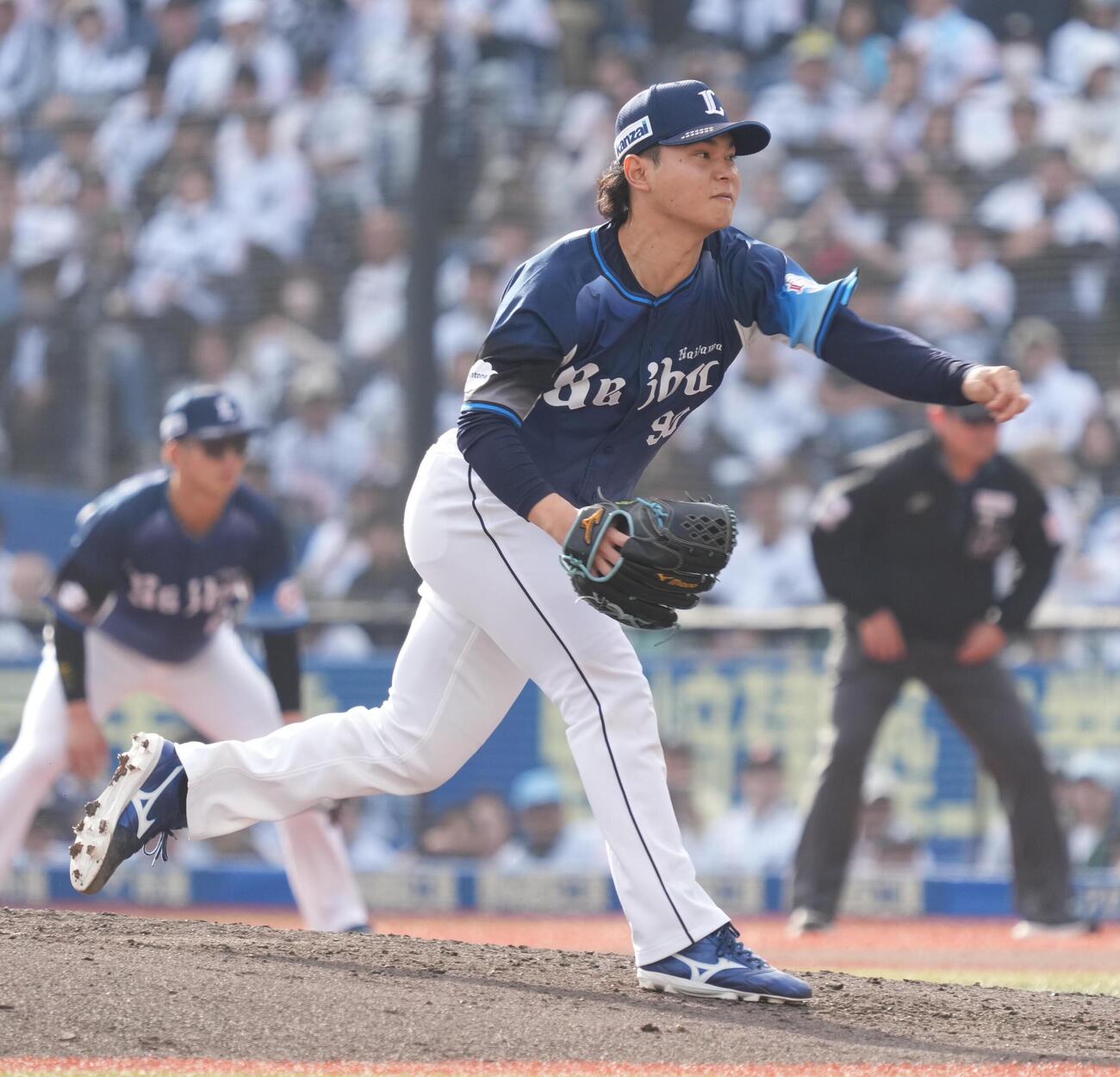 ロッテ対西武　西武3番手で登板した浜屋将太（撮影・小沢裕）