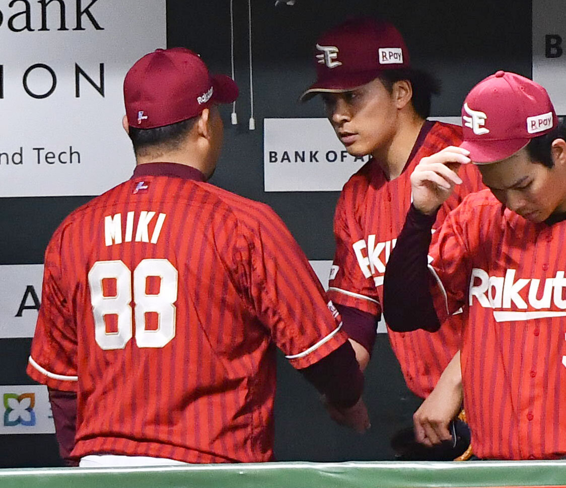 ソフトバンク対楽天　7回裏終了後、ベンチで三木肇監督（左）と握手を交わす早川隆久（撮影・岩下翔太）