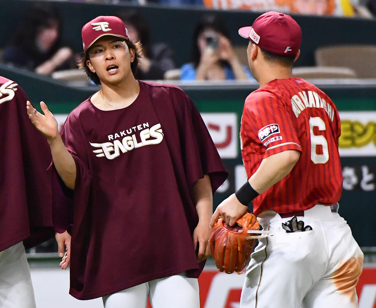 ソフトバンク対楽天　今季2勝目を挙げた早川隆久（左）は村林一輝らナインとタッチを交わす（撮影・岩下翔太）