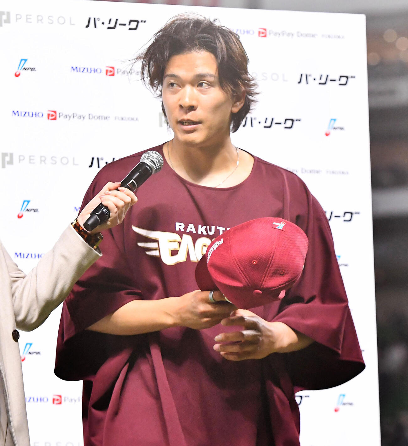 ソフトバンク対楽天　今季2勝目を挙げ、ヒーローインタビューを受ける早川隆久（撮影・岩下翔太）
