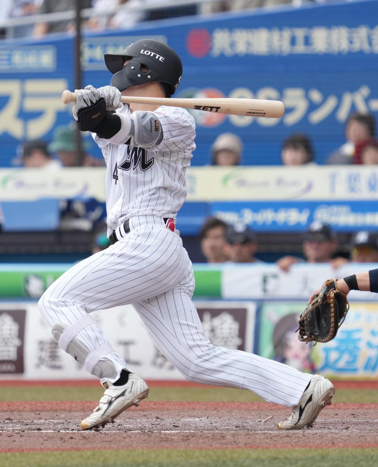ロッテ対西武　5回裏ロッテ2死一塁、友杉篤輝は右適時三塁打を放つ（撮影・小沢裕）