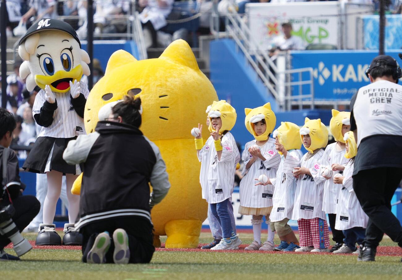 ロッテ対西武　セレモニアルピッチに臨むノラネコぐんだん　with　キッズ（撮影・小沢裕）