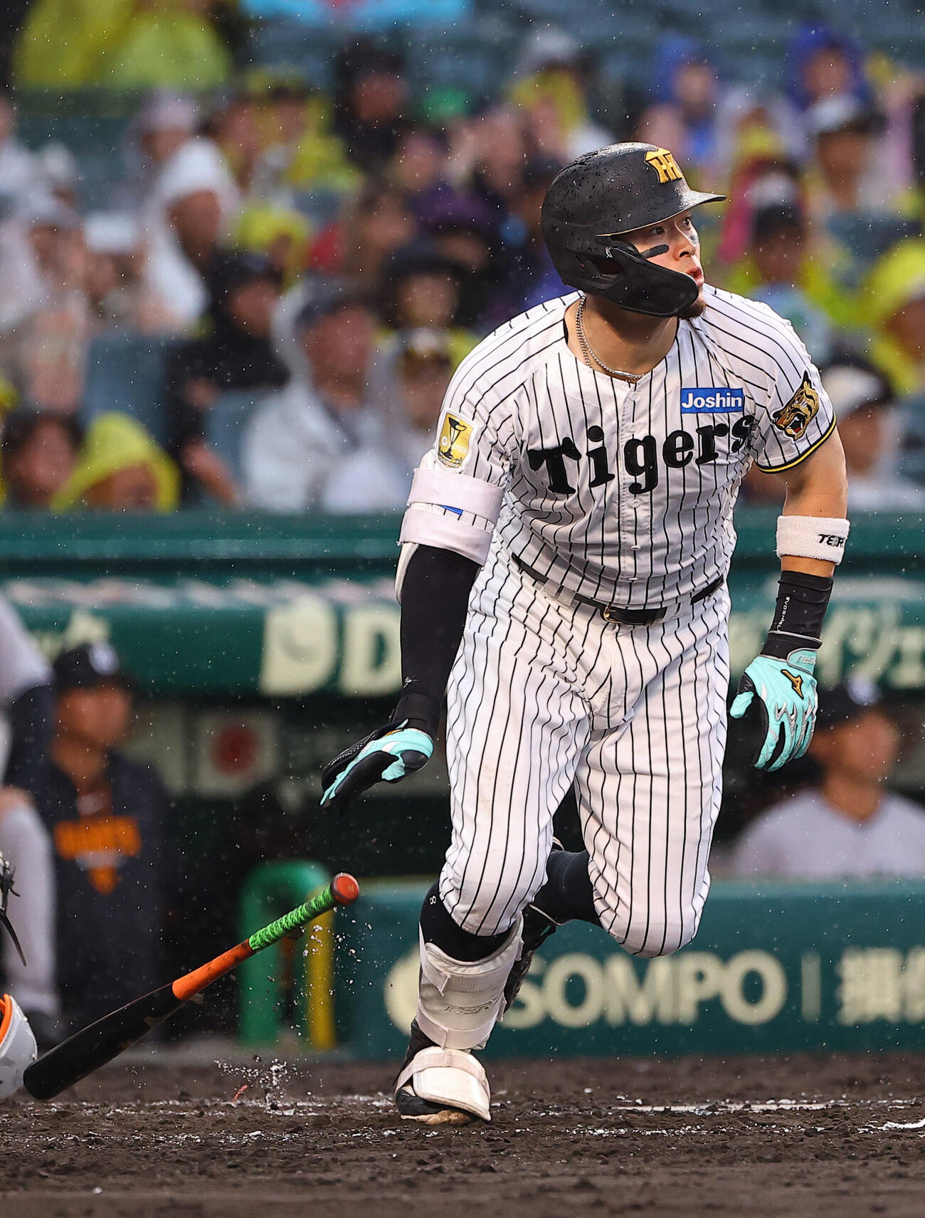 阪神対巨人　4回裏阪神1死一塁、佐藤輝明は先制適時三塁打を放つ（撮影・上田博志）