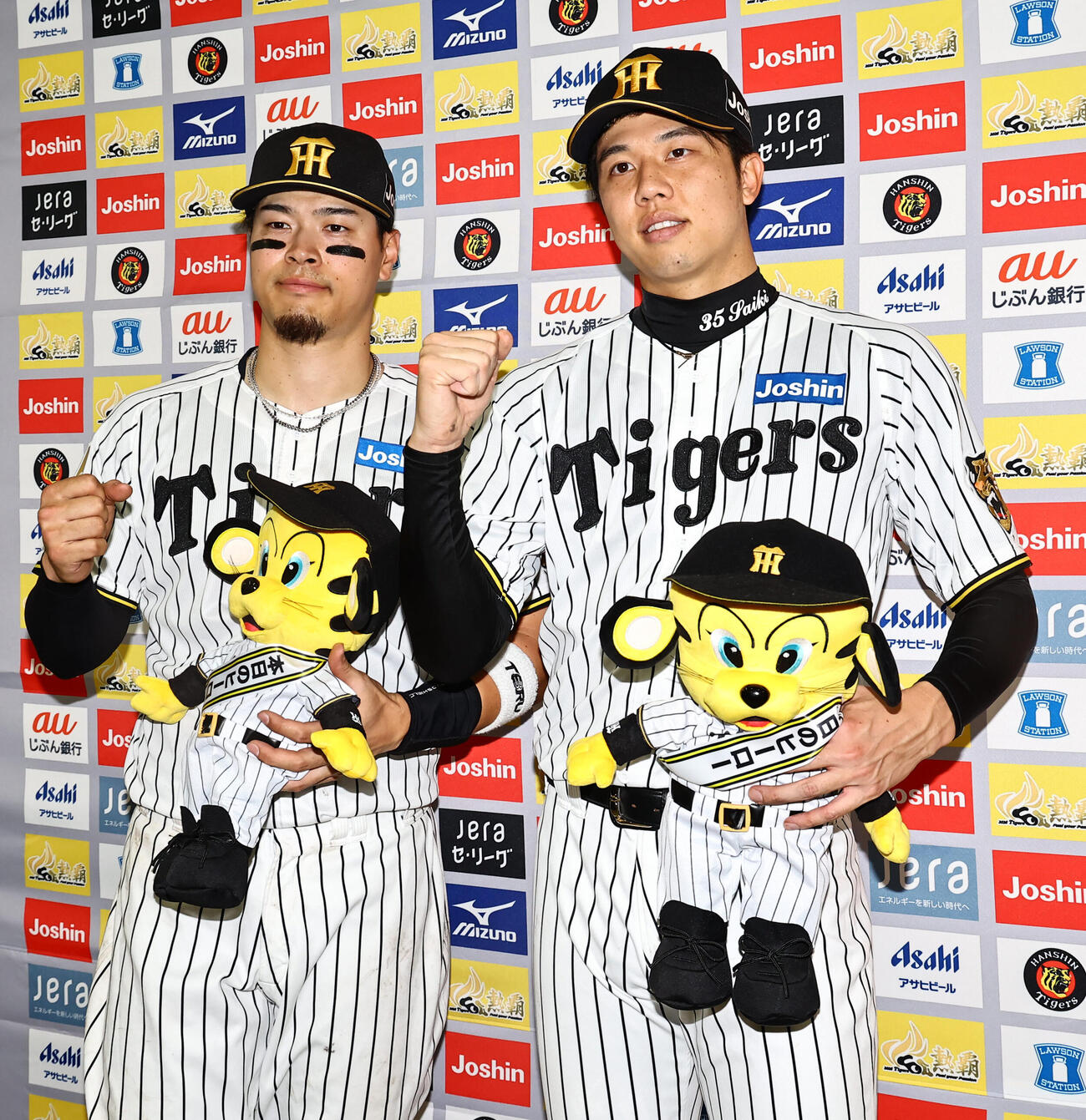 阪神対巨人　お立ち台でガッツポーズをする阪神佐藤輝明（左）と才木浩人（撮影・上田博志）