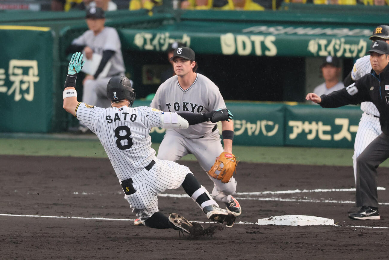 阪神対巨人　4回裏阪神1死一塁、阪神佐藤輝明は先制適時三塁打を放つ（撮影・宮崎幸一）