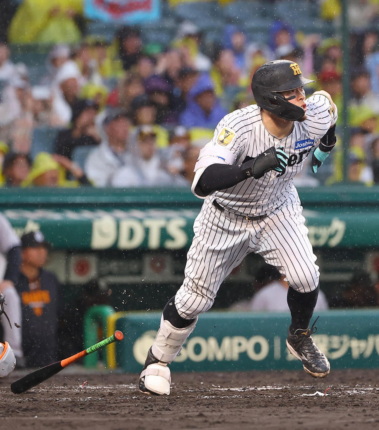 阪神対巨人　4回裏阪神1死一塁、佐藤輝明は先生適時三塁打を放つ（撮影・上田博志）