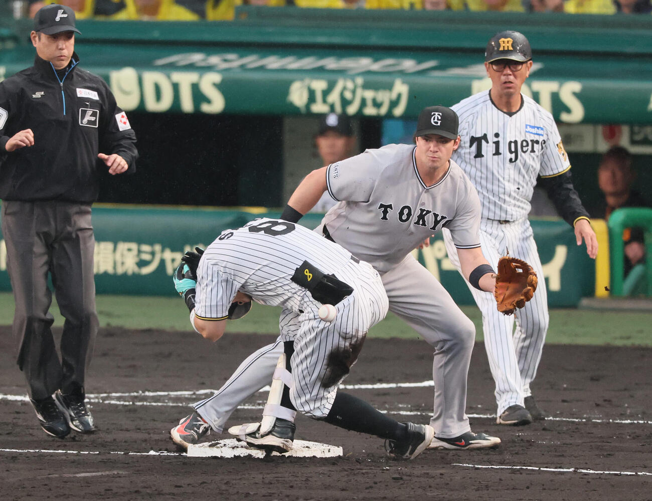 阪神対巨人　4回裏阪神1死一塁、阪神佐藤輝明は先制適時三塁打を放ち、三塁で送球に当たる（撮影・宮崎幸一）
