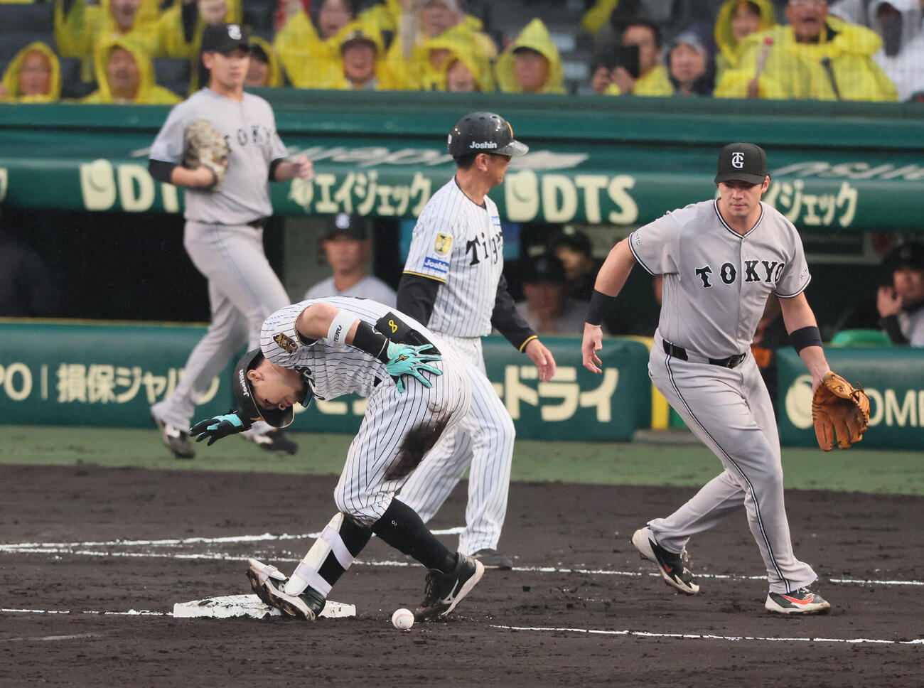 阪神対巨人　4回裏阪神1死一塁、阪神佐藤輝明は先制適時三塁打を放ち、三塁で送球に当たる（撮影・宮崎幸一）