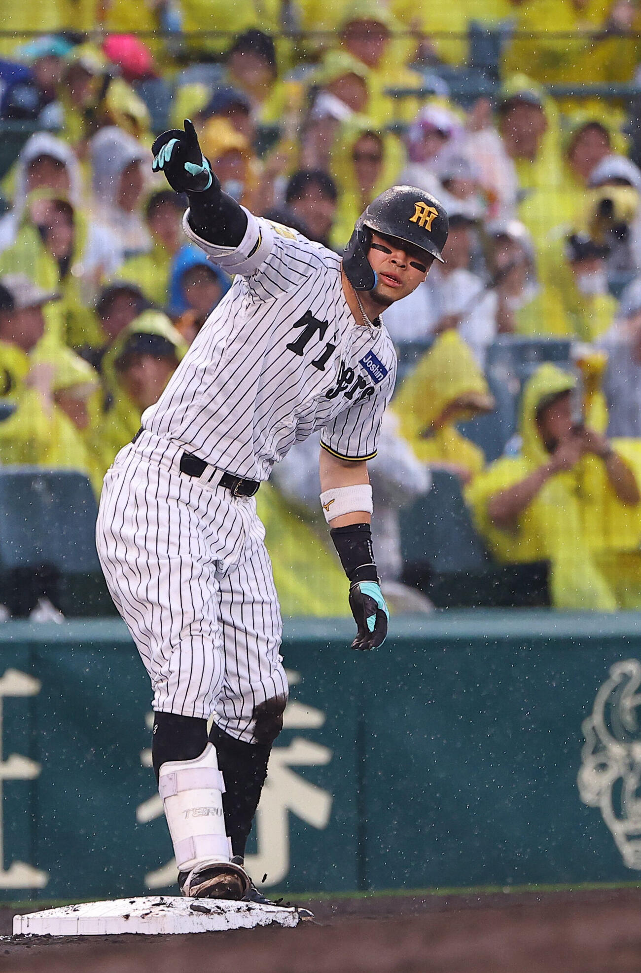 阪神対巨人　4回裏阪神1死一塁、佐藤輝明は先制適時三塁打を放つ（撮影・上田博志）