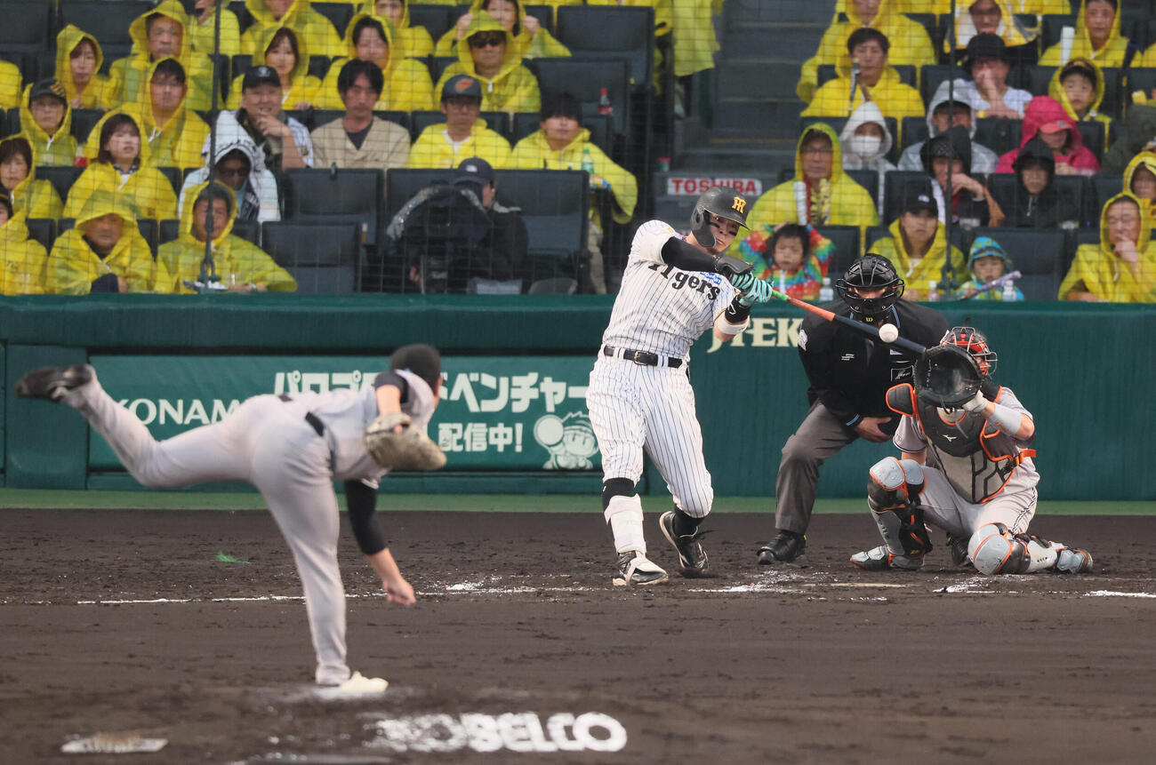 阪神対巨人　4回裏阪神1死一塁、阪神佐藤輝明は先制適時三塁打を放つ（撮影・宮崎幸一）